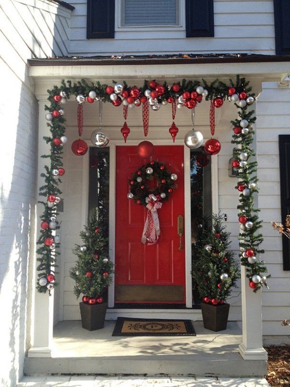 Get Festive On Your Front Porch With These Christmas Decor Ideas!